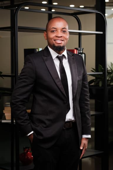 Dr Davies Tsikayi